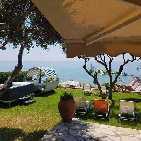 別荘 Corfu Beachfront 52 グリファダ
